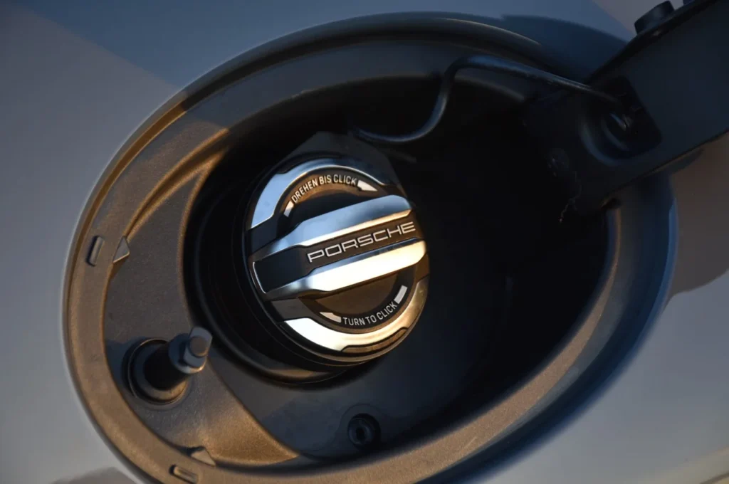 Fuel efficiency tips using driving habits, tyre pressure, and fuel saving techniques to improve gas mileage and go further on one tank
