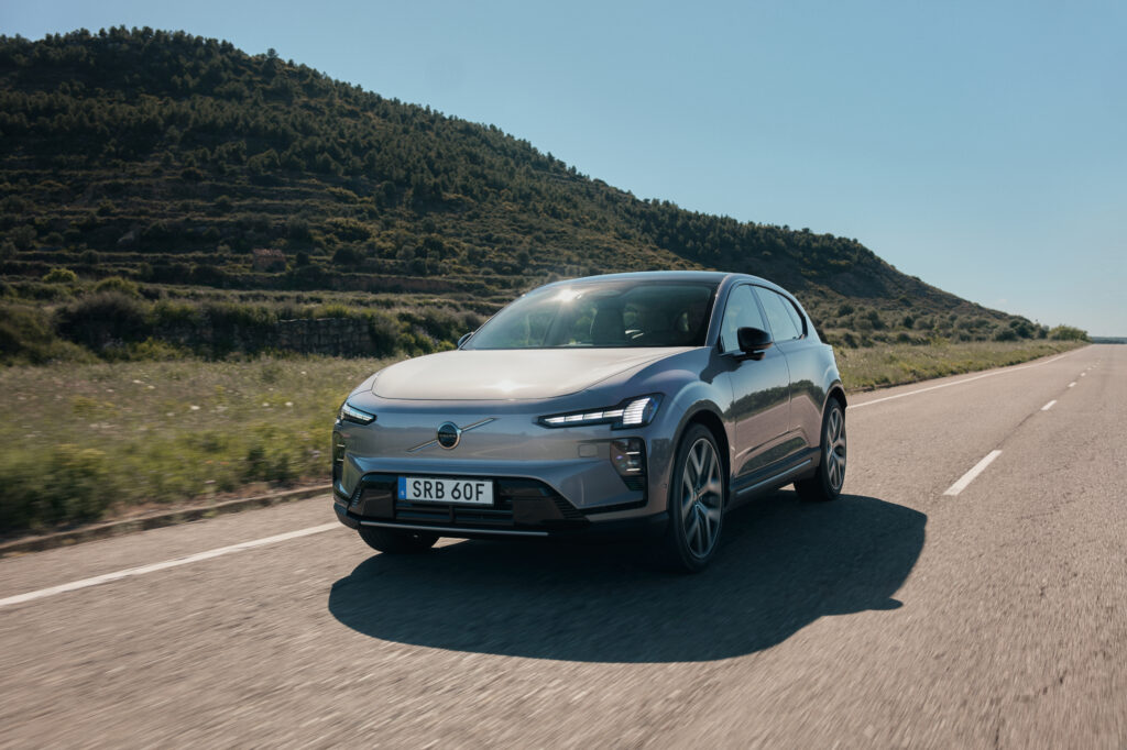 Range anxiety persists despite electric car range gains: fast chargers and a reliable charging network shape every long journey.